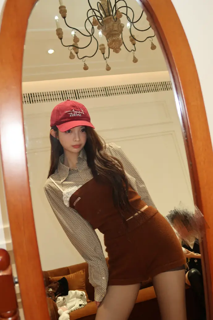 警方查处外挂窝点现场